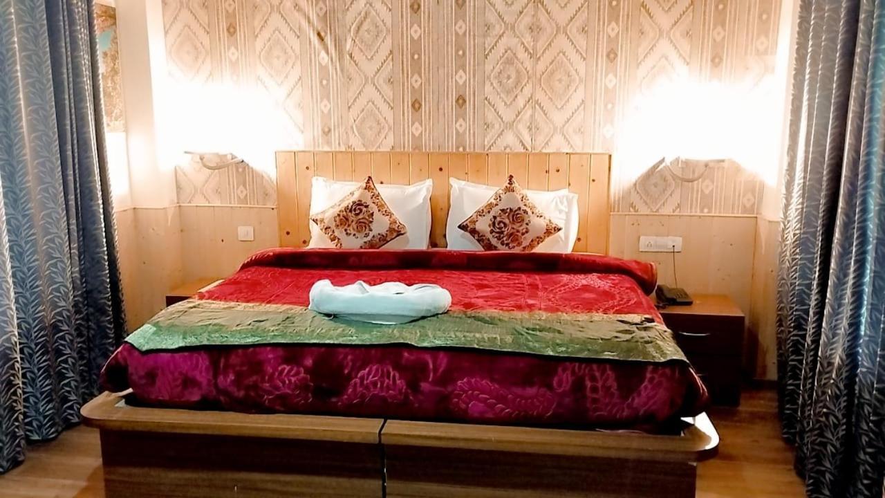 Hotel Seraj International Manāli Zewnętrze zdjęcie